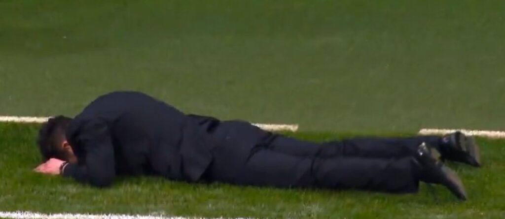 Atletico Madrid-Inter, Diego Pablo Simeone, faccia nell'erba per un gol sbagliato da Riquelme durante 