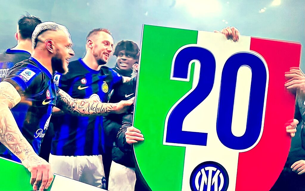 Milan - Inter 1-2, Dimarco e l'Inter festeggiano lo scudetto numero 20