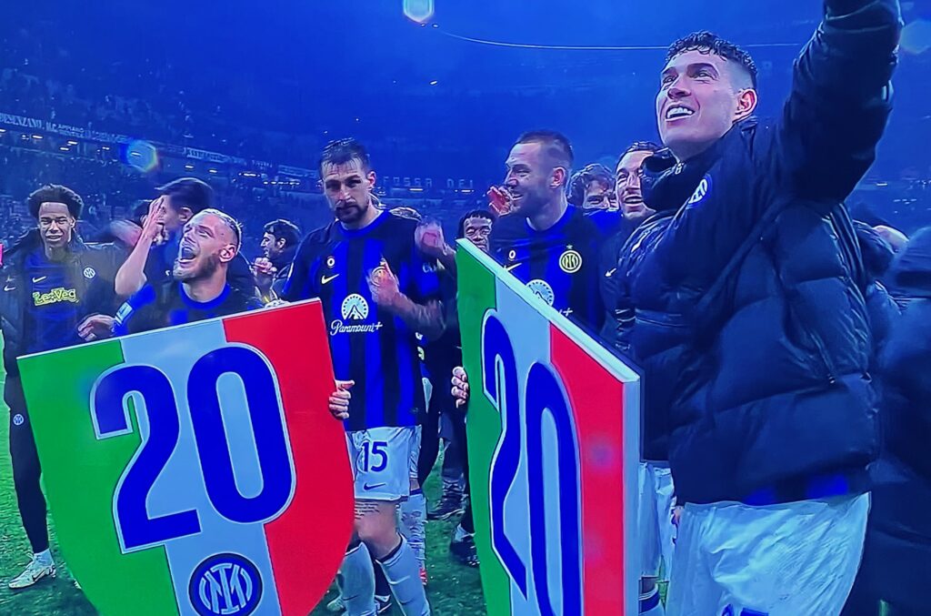 Milan - Inter 1-2, i giocatori dell'Inter festeggiano lo scudetto numero 20
